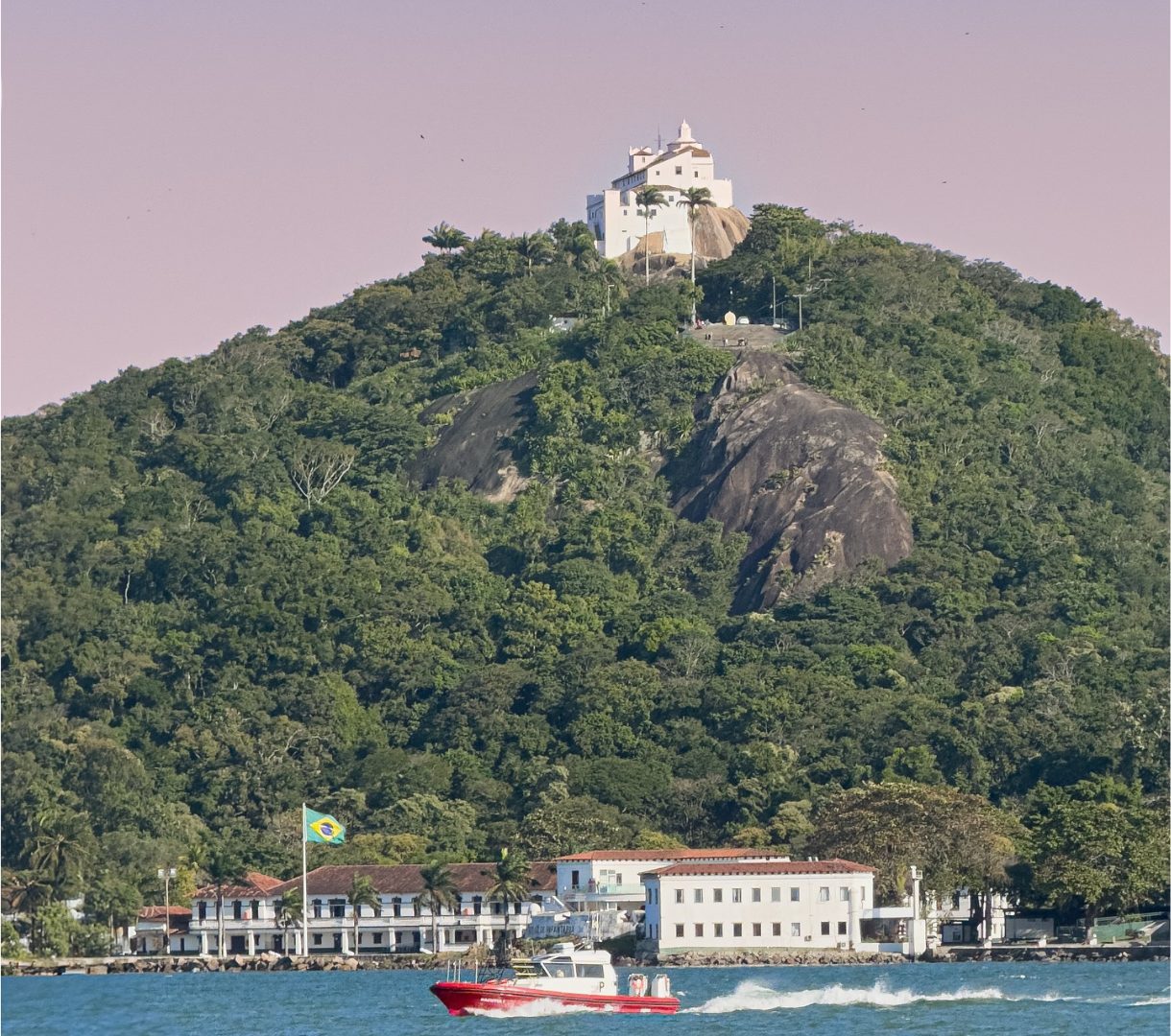 Convento da Penha visto da baía