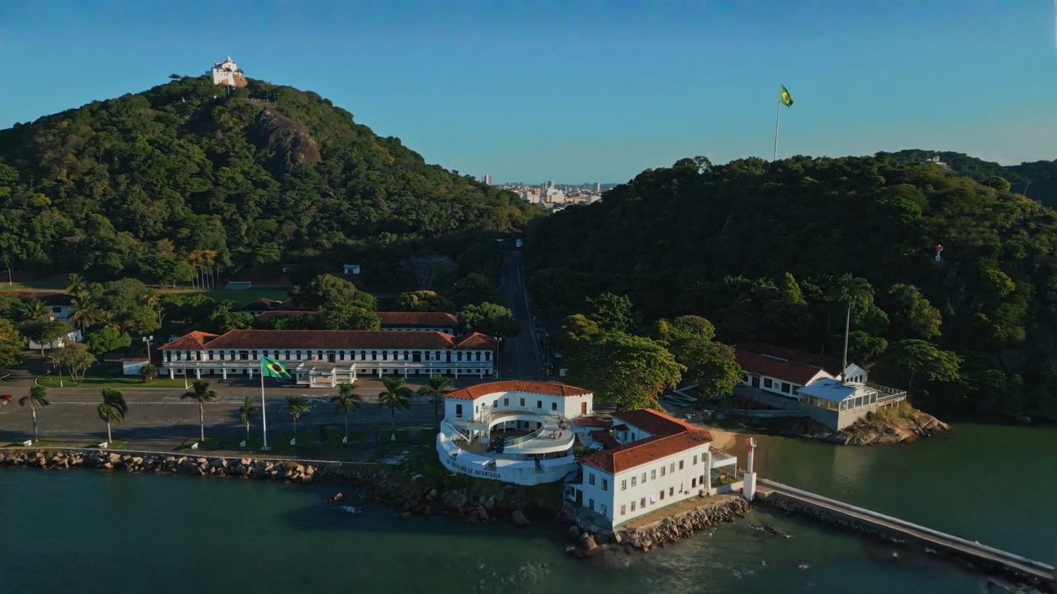 Vista aérea da Prainha, em Vila Velha, com o Convento ao fundo