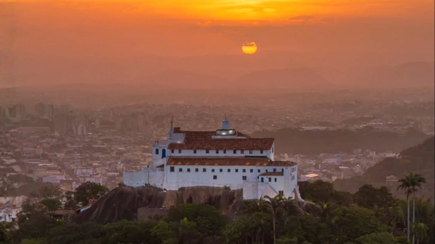 Convento da Penha ao pôr do sol, com a cidade ao fundo